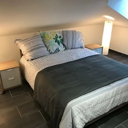 Standing A Valmont Macheren